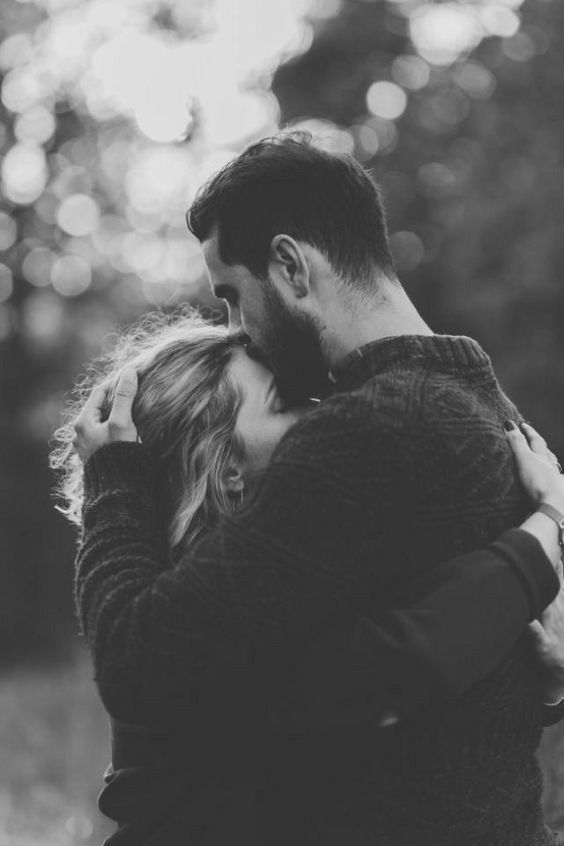 Pareja abrazándose en blanco y negro
